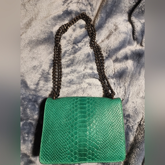 VERA PELLE MADE IN ITALY LEATHER VUBRANT GREEN HEAVY CHAIN STRAP CROSSBODY PURSE - Picture 3 of 8